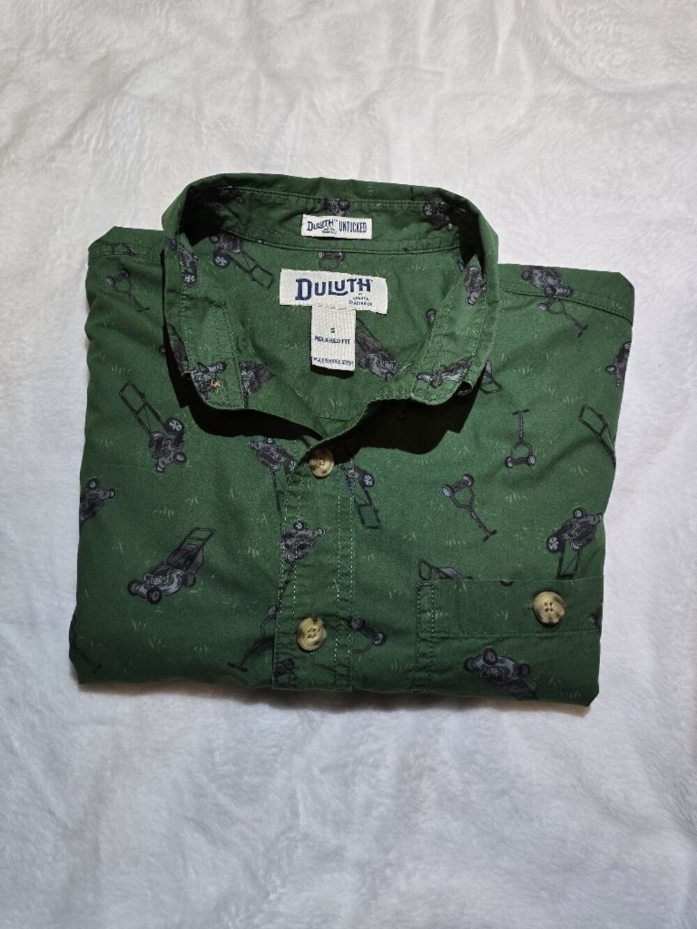 Duluth Trading Co Lawn Mower Print Untucked Shirt Men's Small Relaxed Fit Green